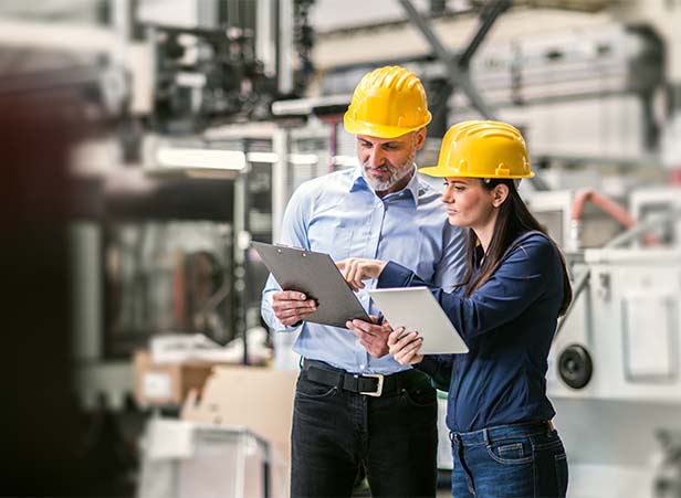 Engineers_with_a_cap_sharing_expertise